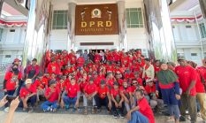 Aksi Damai GEBRAK di Kantor DPRD Kutai Timur, Ini Tanggapan Wakil Bupati Kasmidi Bulang